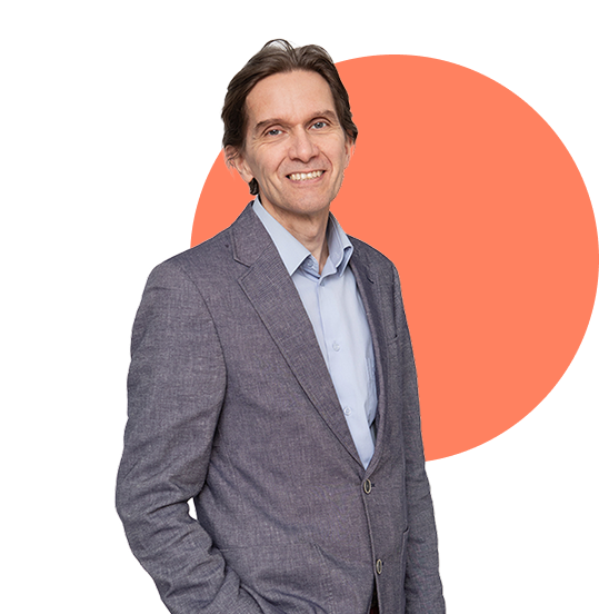 Puhuja ja valmentaja Mertzi Bergman katsomassa hymyillen kohti kameraa.