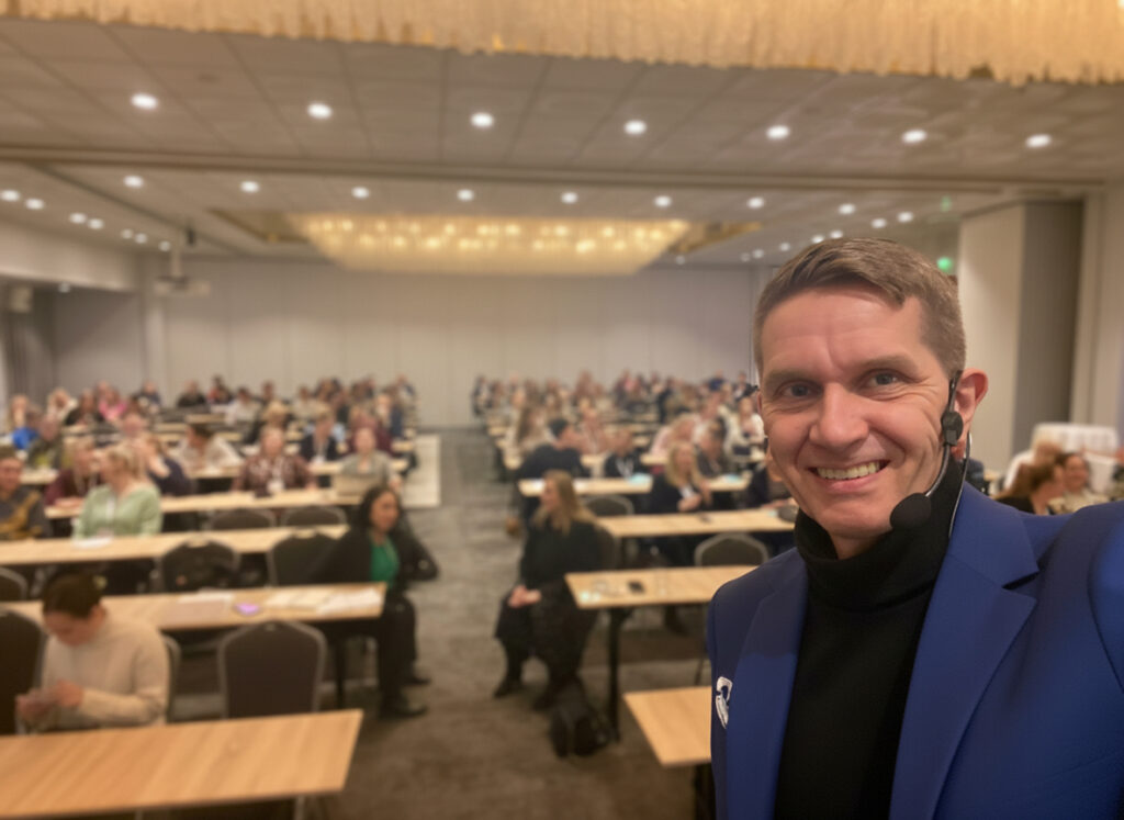 Mertzi seisomassa yleisön edessä.